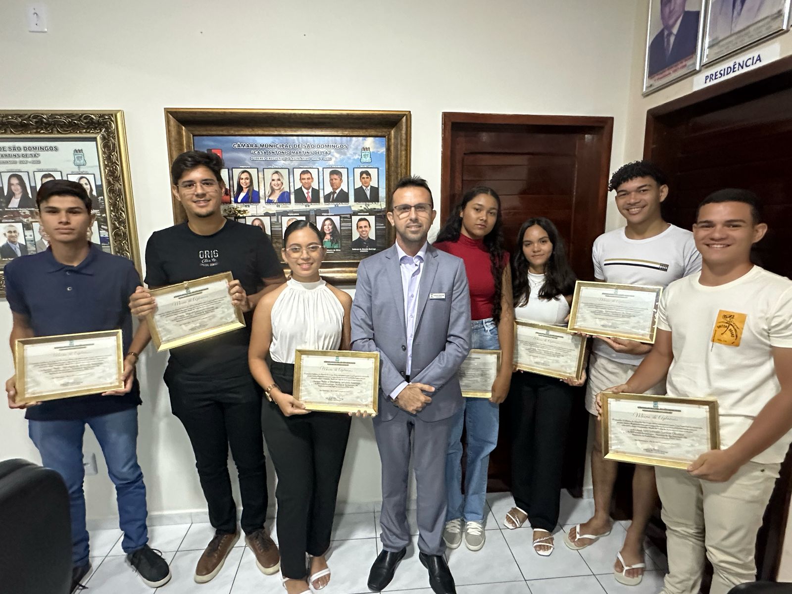 Alunos da ECIT Cícero Severo Lopes Recebem Moções de Aplausos da Câmara Municipal de São Domingos por Aprovação em Cursos Superiores no ENEM 2024